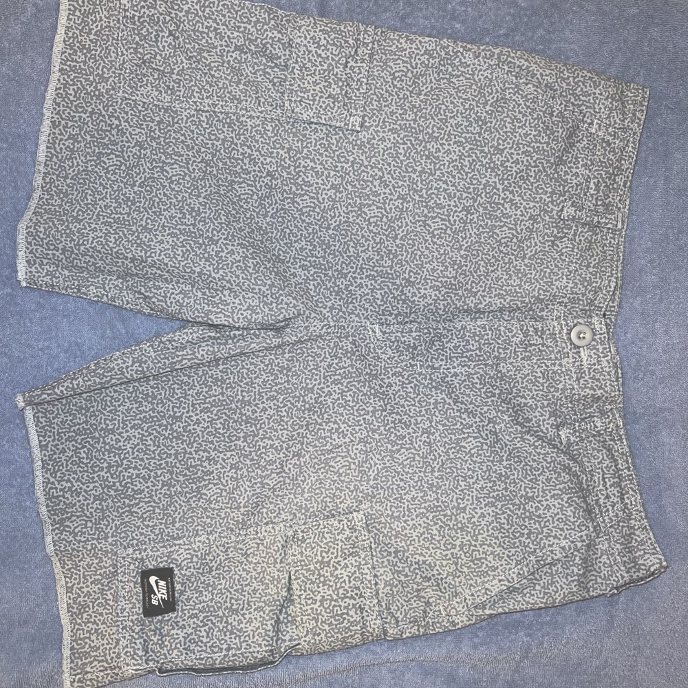 Nike SB Gray Camo Cargo Shorts EUC sz32